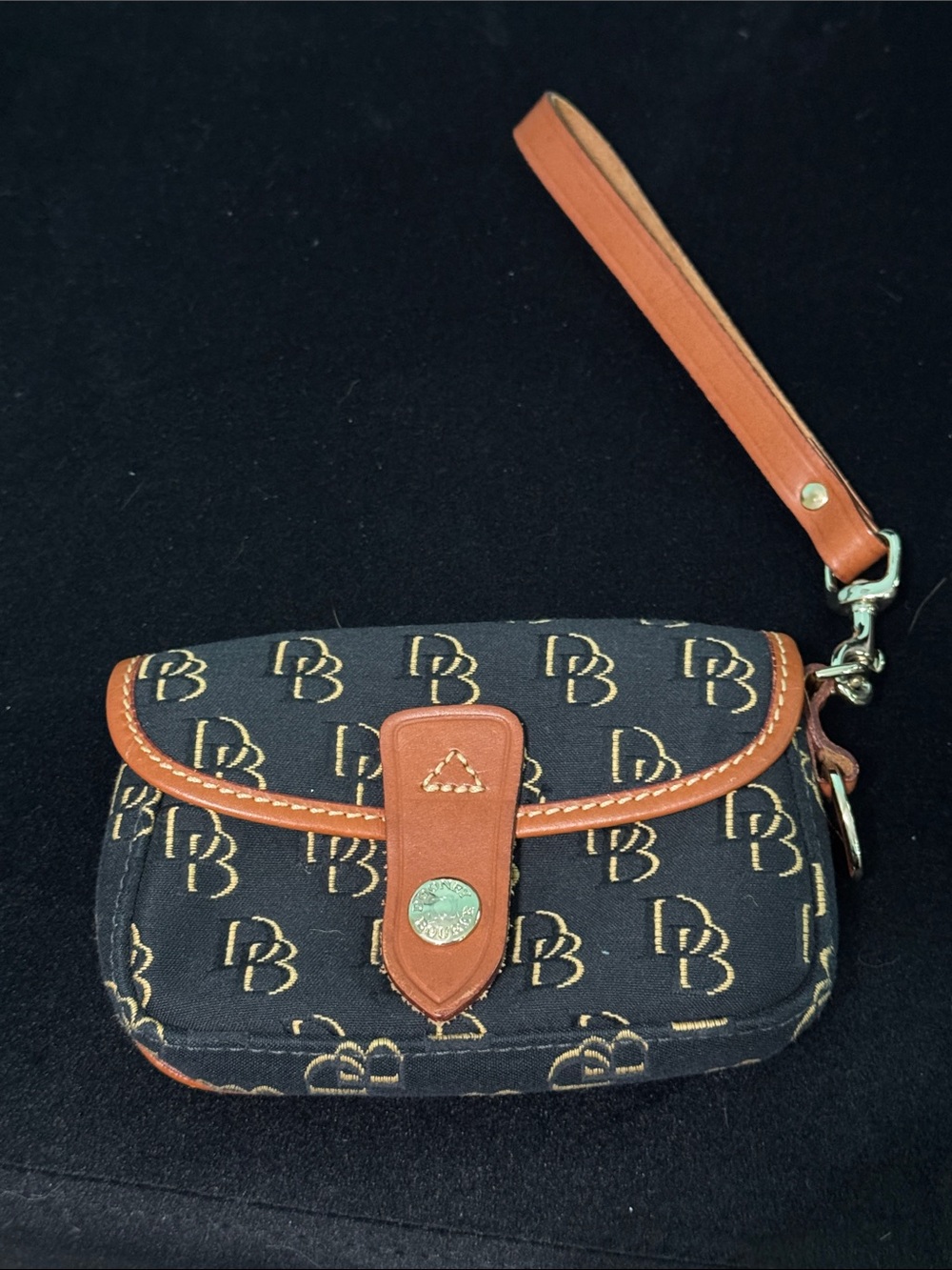 ADORABLE! 🥰 Dooney & Bourke Black and Brown Logo Wristlet with Strap